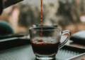 Un nuevo estudio revela que quienes beben café todos los días podrían estar protegiéndose de una enfermedad hepática sin saberlo - foto: Pexels
